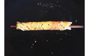 趁热用筷子卷好定型~