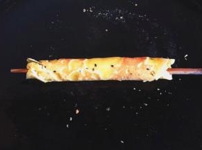 趁热用筷子卷好定型~