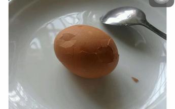 然后用勺子将鸡蛋敲出蜘蛛网纹，方便入味。