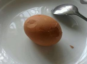 然后用勺子将鸡蛋敲出蜘蛛网纹，方便入味。
