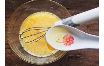 拌匀后倒入玉米油搅拌均匀