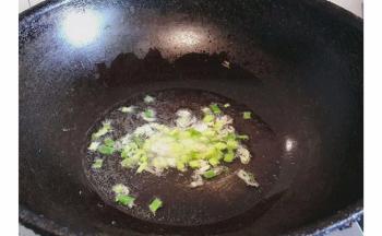 锅内倒入适量油，爆香葱末