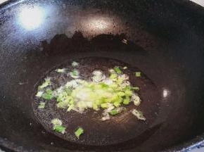 锅内倒入适量油，爆香葱末