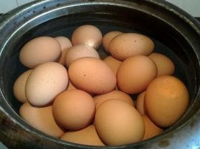 冷水下锅煮，待水开后，小火再煮5分钟即可。