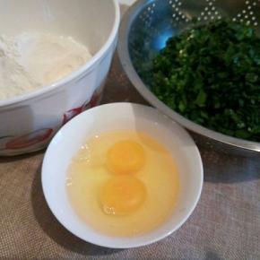 韭菜提前洗好，控干水份，再切末，