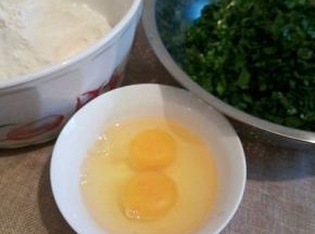 韭菜提前洗好，控干水份，再切末，