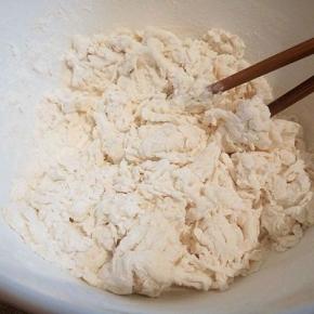  开水拌成絮状，（面粉吸水性不一样，不用一次性倒下去）