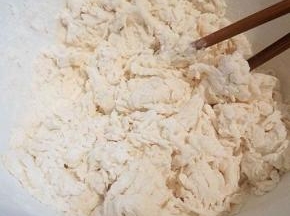  开水拌成絮状，（面粉吸水性不一样，不用一次性倒下去）