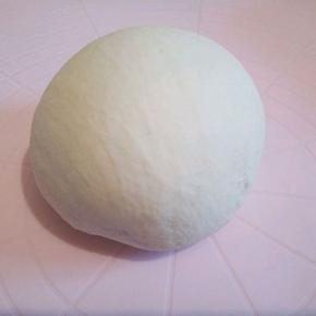 放垫子上反复揉团，揉成光滑的团就可以，盖保鲜膜，差不多醒15分钟左右，