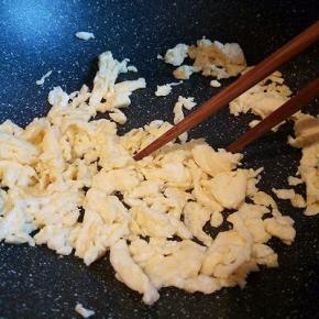 锅里放油，油温微热就可以加打好的鸡蛋液炒，用筷子快速拨动，变成颗粒状了！