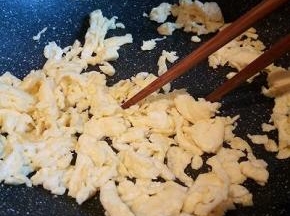 锅里放油，油温微热就可以加打好的鸡蛋液炒，用筷子快速拨动，变成颗粒状了！
