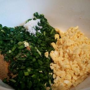 等鸡蛋粒凉一下，和韭菜放一起，加盐芝麻油，十三香拌匀，