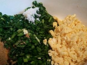 等鸡蛋粒凉一下，和韭菜放一起，加盐芝麻油，十三香拌匀，