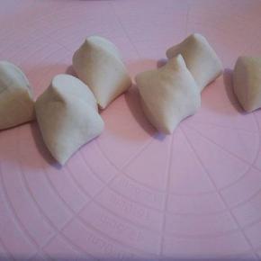 醒好的面团再揉一揉，然后揉成圆形，分成6份，