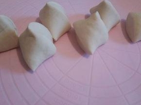 醒好的面团再揉一揉，然后揉成圆形，分成6份，