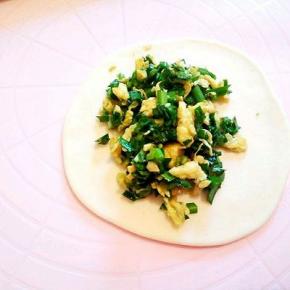 按扁，擀圆，加馅，