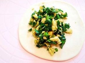 按扁，擀圆，加馅，