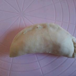 再对折，压压紧，从左往右，向里面折， 