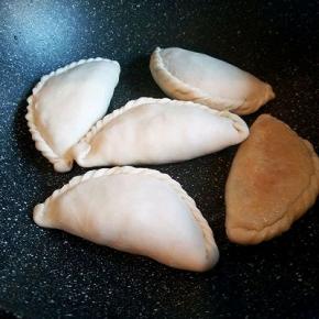  锅放一点点油，放韭菜盒子，中火慢慢煎，