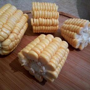 买回来的一根玉米，先去皮，洗干净，切小段，