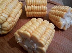 买回来的一根玉米，先去皮，洗干净，切小段，