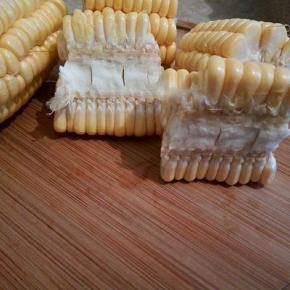  一个小段用刀给它分两半，像这样子，