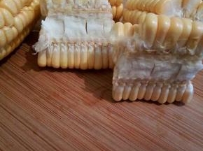  一个小段用刀给它分两半，像这样子，