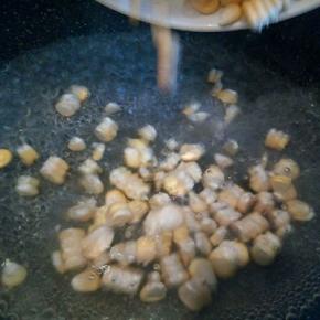 锅里放水，可以没过玉米粒就可以了，水开，下玉米粒煮3分钟差不多就可以捞出了