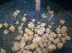 锅里放水，可以没过玉米粒就可以了，水开，下玉米粒煮3分钟差不多就可以捞出了