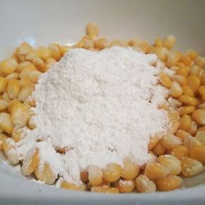 煮好的玉米粒，加点煮玉米粒的水，再加入混合好以后的玉米淀粉和糯米粉拌匀，