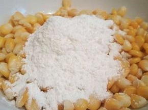 煮好的玉米粒，加点煮玉米粒的水，再加入混合好以后的玉米淀粉和糯米粉拌匀，