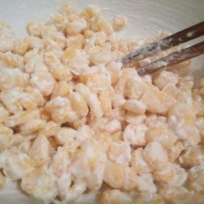 让玉米粒表面，每一粒都挂上糊，这样煎的时候，才会粘在一起