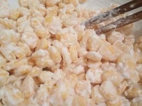 让玉米粒表面，每一粒都挂上糊，这样煎的时候，才会粘在一起