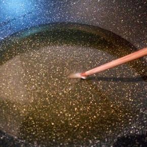 锅里倒入220克的色拉油，油温用筷子试一下，冒泡就可以，