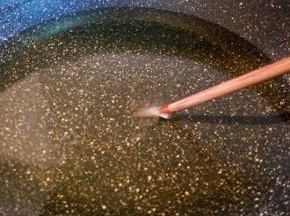 锅里倒入220克的色拉油，油温用筷子试一下，冒泡就可以，