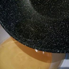 倒出大部分都油，锅里留一点点的油就可以，（这个是不粘锅，所以做菜特别的方便）