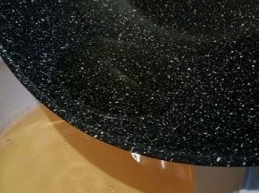 倒出大部分都油，锅里留一点点的油就可以，（这个是不粘锅，所以做菜特别的方便）