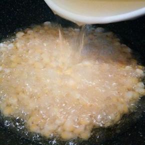 . 倒入刚才倒出来的热油，再煎2到3分钟，就可以把多余的油，倒出来，把玉米烙放到吸油纸上，