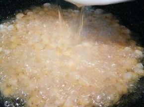 . 倒入刚才倒出来的热油，再煎2到3分钟，就可以把多余的油，倒出来，把玉米烙放到吸油纸上，