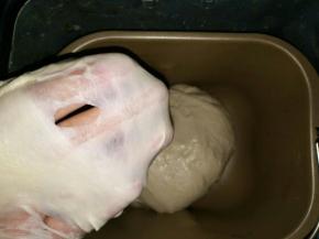 先放冰水和鸡蛋液，糖和盐对角分开放，再放高筋面粉和酵母。先启动一个揉面程序，加入软化的黄油，再次启动一个揉面程序直到完全阶段，能拉出薄膜