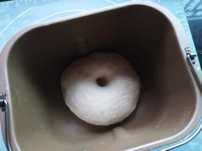 面团滚圆，启动发酵功能，发2-2.5倍大，手指蘸面粉吸戳个洞不回缩表明发好了