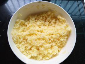 面团发酵期间，接着来做馅，黄油融化成液体，加入细砂糖，牛奶，椰蓉，搅拌均匀