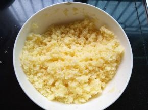 面团发酵期间，接着来做馅，黄油融化成液体，加入细砂糖，牛奶，椰蓉，搅拌均匀