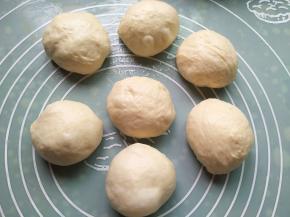 取出面团按压排气平均分成7份