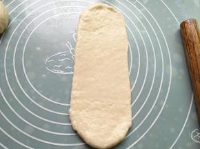 取一个面团擀开