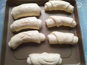 放烤箱里，旁边放碗热水，进行二发，发1.5-2倍大