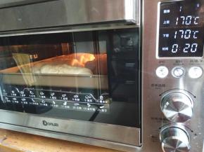 烤箱中下层，上下火170℃预热5分钟，烤20分钟，上色满意及时盖锡纸以免颜色过深