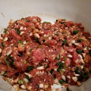  瘦肉剁碎，香菇切丁，葱花，香菇，瘦肉，加十三香一勺， 生抽1勺，芝麻油3勺，盐2克，顺着一个方向搅拌，