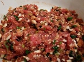  瘦肉剁碎，香菇切丁，葱花，香菇，瘦肉，加十三香一勺， 生抽1勺，芝麻油3勺，盐2克，顺着一个方向搅拌，