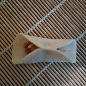 饺子皮要粘合的地方，可以沾点水，饺子皮加肉馅，中间位置捏紧，